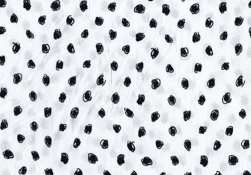 Weißer Blusenstoff mit schwarzen abstrakten Punkten