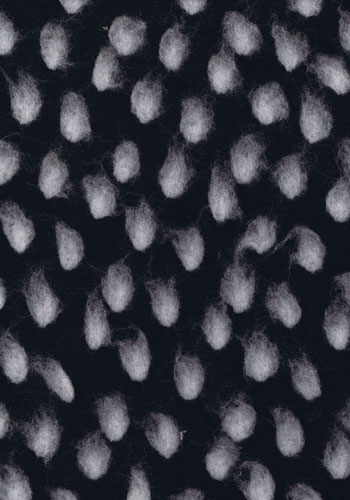 Schwarzer Wollstoff mit weißen flauschigen Punkten
